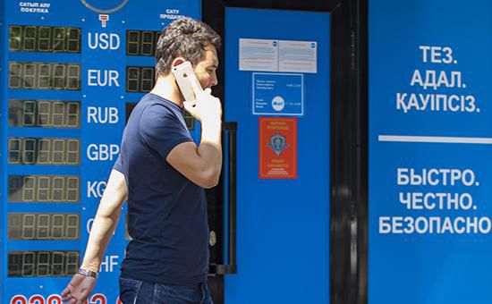 В тех банках, где доллары в продаже пока есть, курс перевалил за 300 тенге