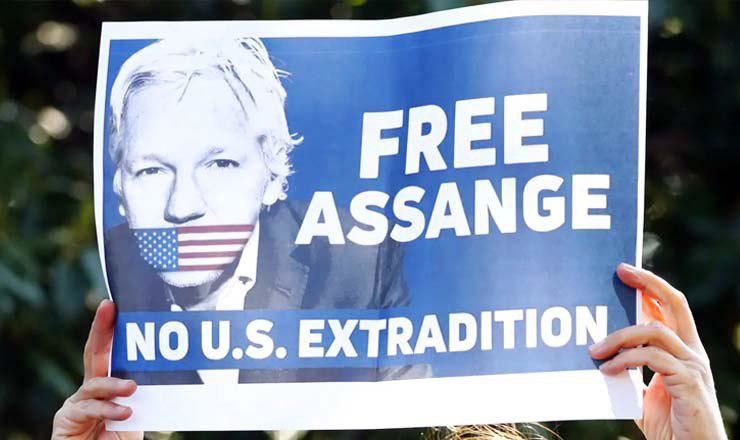 Джулиан Ассанж был арестован в Лондоне по запросу США после того, как власти Эквадора лишили его политического убежища.