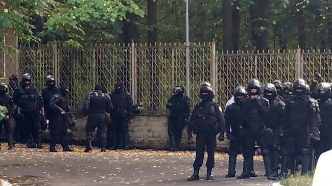 Возле государственной резиденции прошла акция протеста. Тимофти охраняло спецподразделение МВД Молдовы.