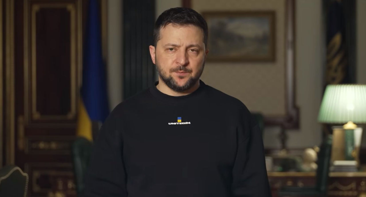 Зеленский: Ситуация на передовой в Донецкой и Луганской областях тяжелая.