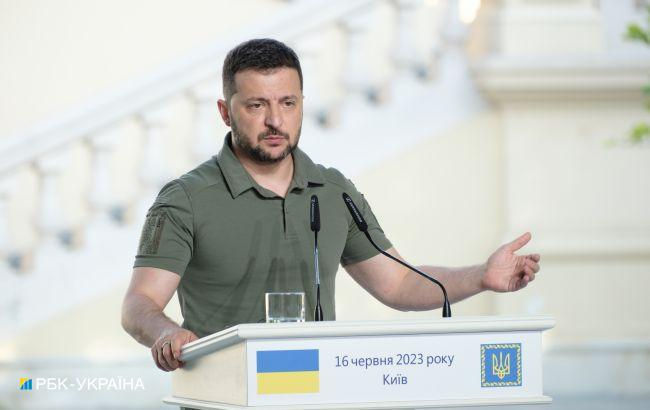 Зеленский через год подписал закон о запрете ввоза книг из России и Беларуси.