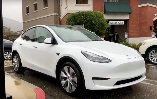 Tesla Model Y с двумя моторами показали на видео.