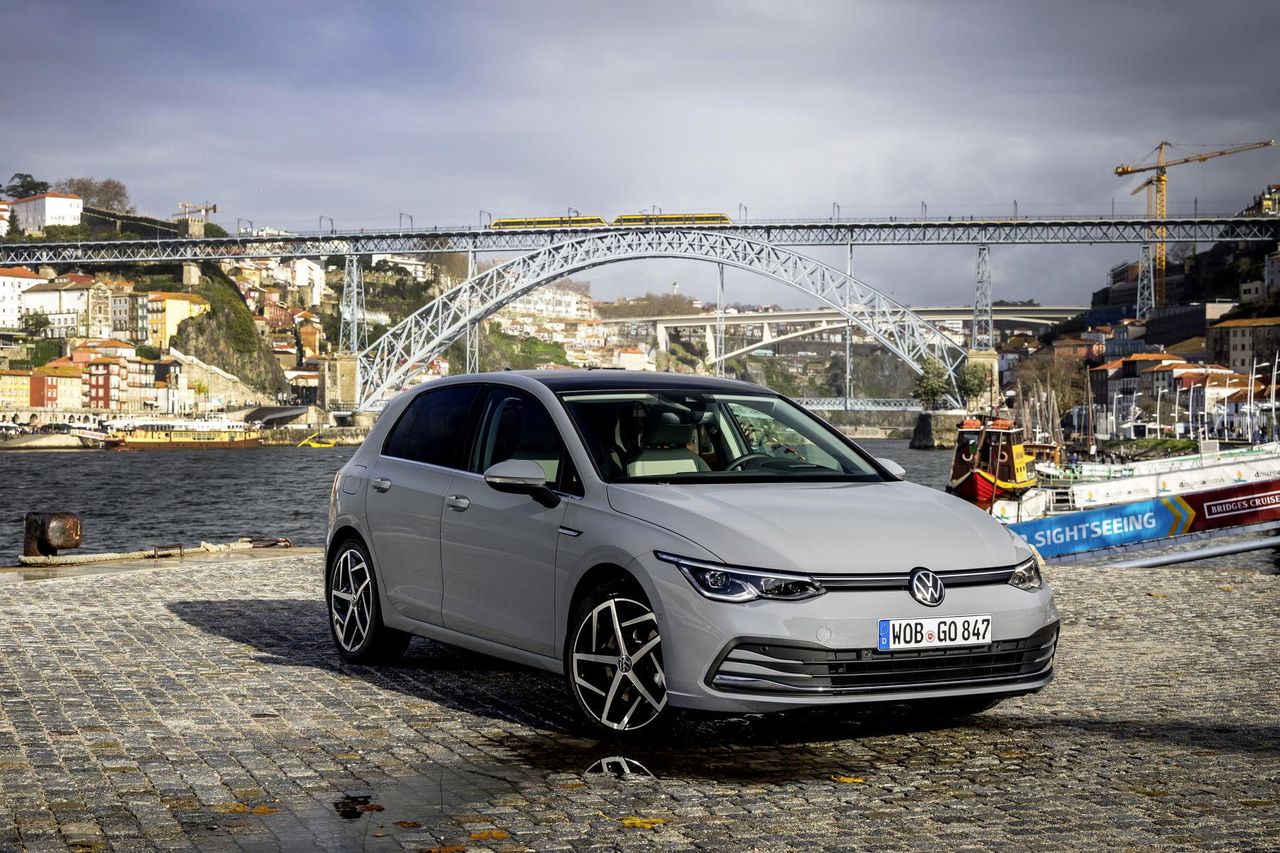  Volkswagen прекратил поставки нового Golf из-за ошибки в программном коде.