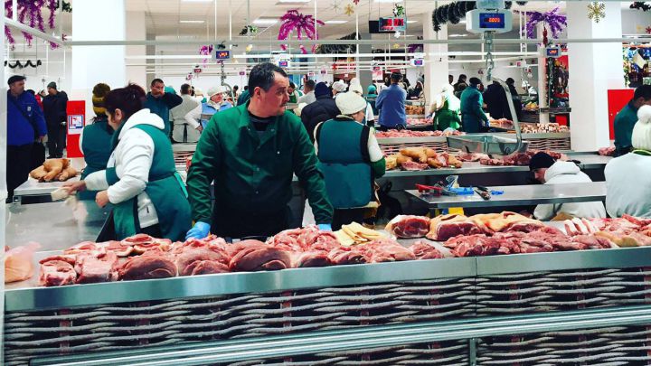 Dimineaţa i-a prins pe moldoveni la piaţă, după produse pentru masa de Crăciun pe stil nou.