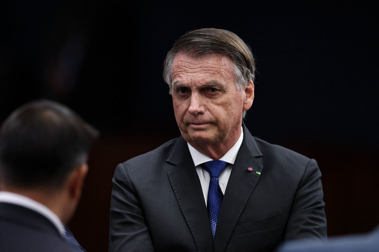Parlamentul Braziliei vrea să reducă pedeapsa lui Jair Bolsonaro de la 27 de ani la doi ani.