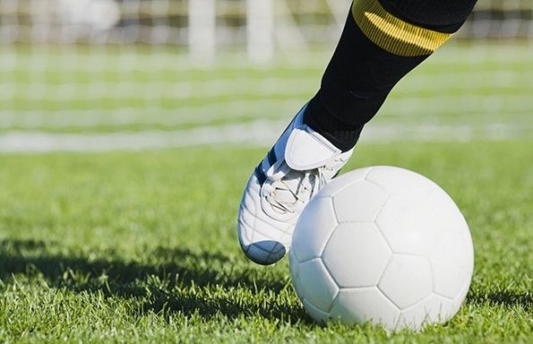Un fotbalist a fost împușcat mortal în timp ce se afla în cantonament.