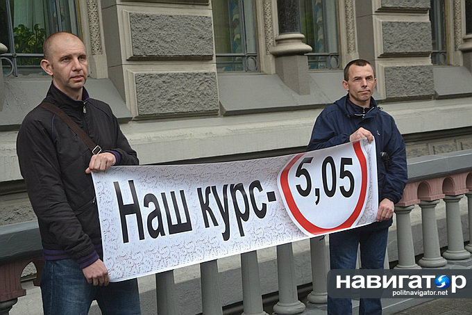 Киевляне требуют вернуть курс доллара, как при Януковиче.