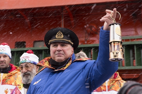 На Северный полюс олимпийский огонь доставил крупнейший в мире атомный ледокол "50 лет Победы". Фото: svpressa.ru