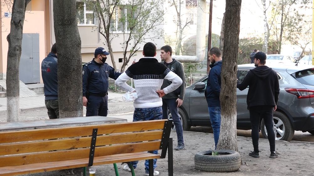 В Бельцах оштрафованы шестеро парней, которые пили пиво во дворе дома.