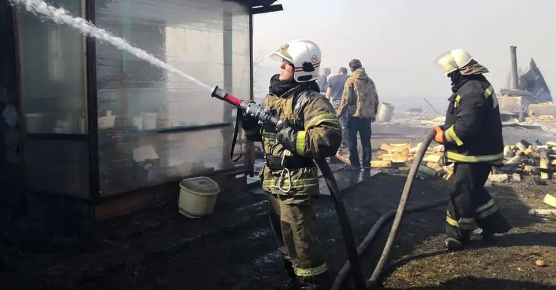 В Кемерово вспыхнул сильный пожар на складе пиротехники.