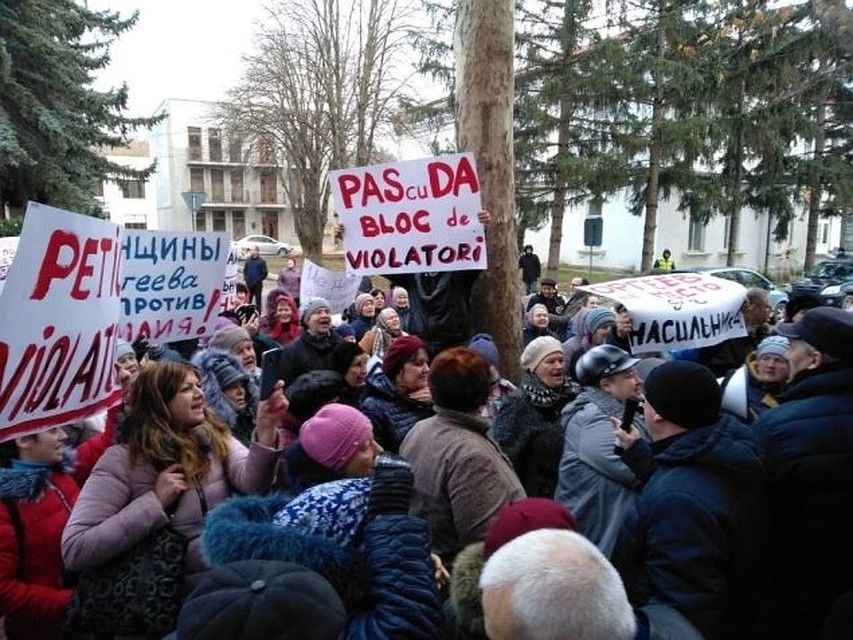 В Оргееве на протесте освистали PAS и PPDA за поддержку Петика.