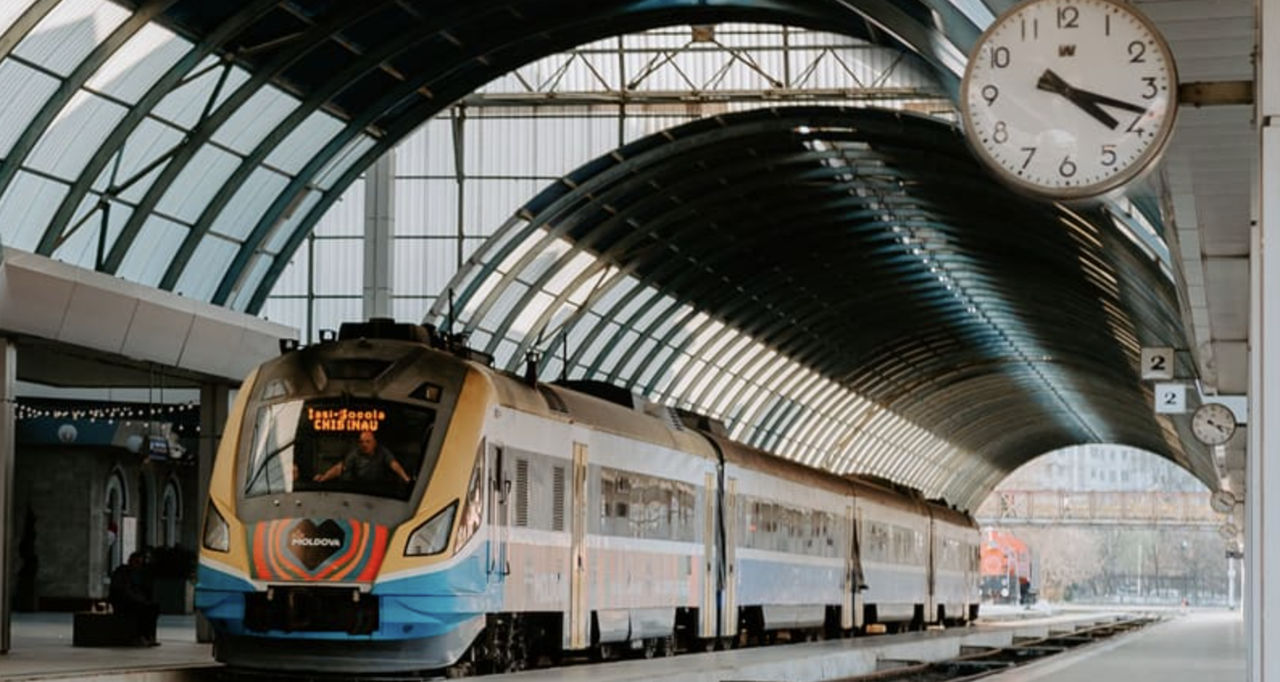 Trenul Chișinău–București înregistrează întârzieri de peste șase ore din cauza ninsorilor din România.