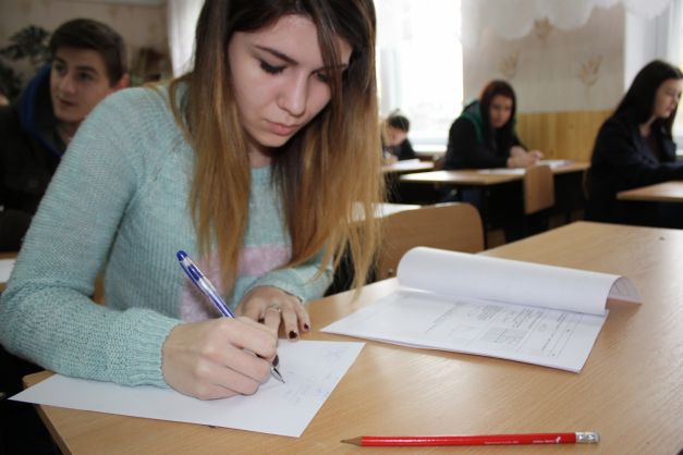 Candidaţii la examenul de bacalaureat au susţinut, astăzi, testul preliminar la matematică. Foto: adevarul.md