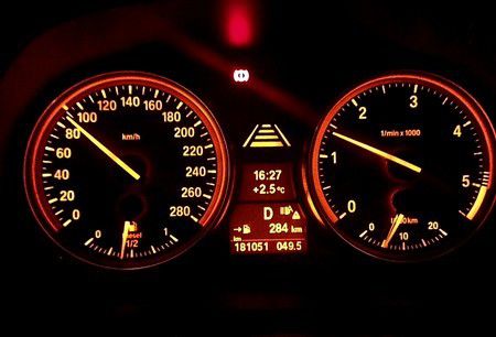 Persoanelor care falsifică datele privind distanţa parcursă de automobile vor fi amendate. Foto: bmwpower.lv
