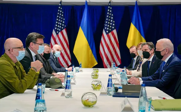 Байден встретился с главами МИД и Минобороны Украины в Варшаве.