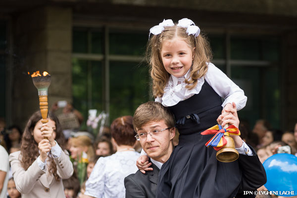 Elevii vor participa vineri, 29 mai, la careul de sfârşit de an.
