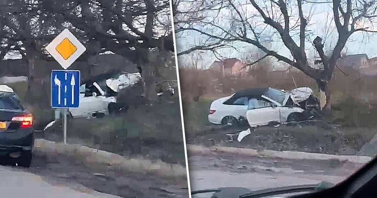В Будештах кабриолет Mercedes врезался в дерево: водитель в больнице.