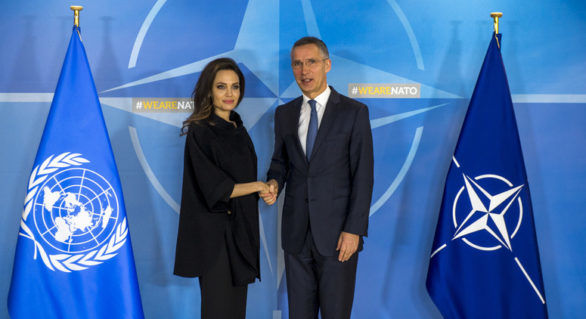 Angelina Jolie va colabora cu NATO în lupta împotriva violenţelor sexuale.