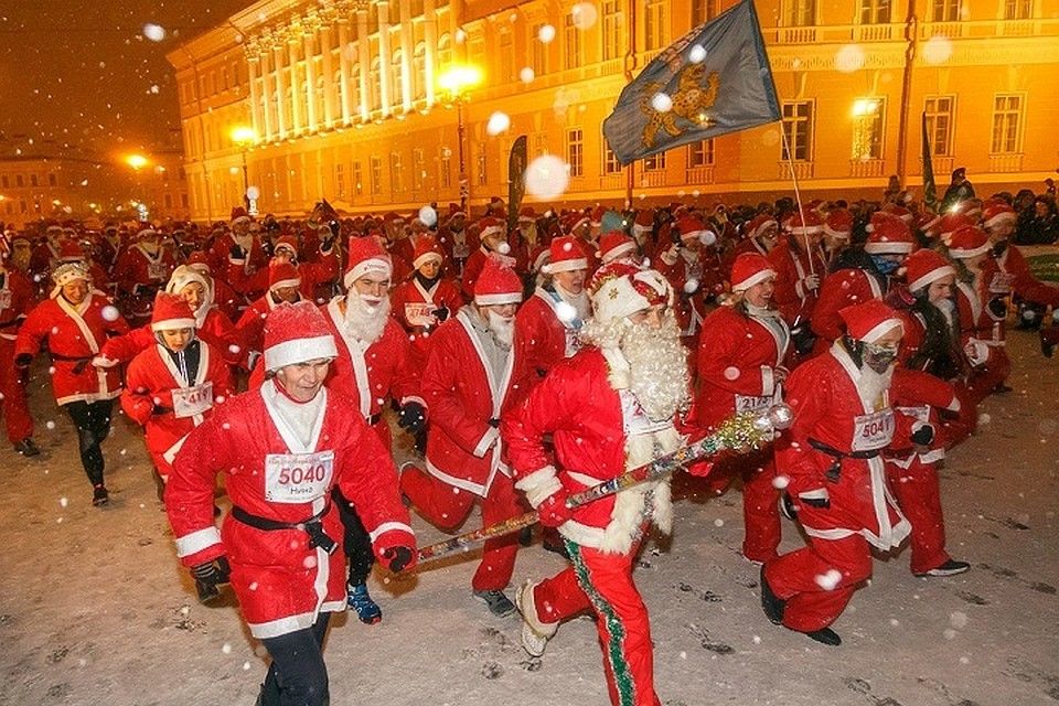 Массовый забег Дедов Морозов прошёл в центре Санкт-Петербурга.