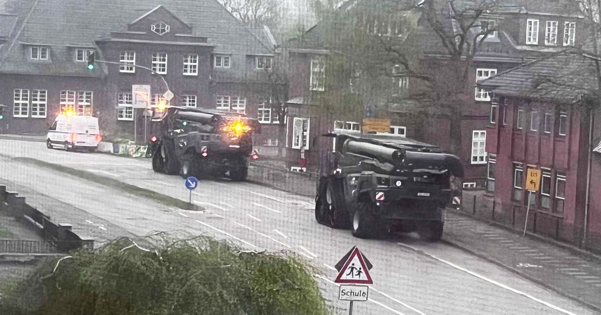 Два современных комбайна вызвали панику среди жителей городка в Германии.