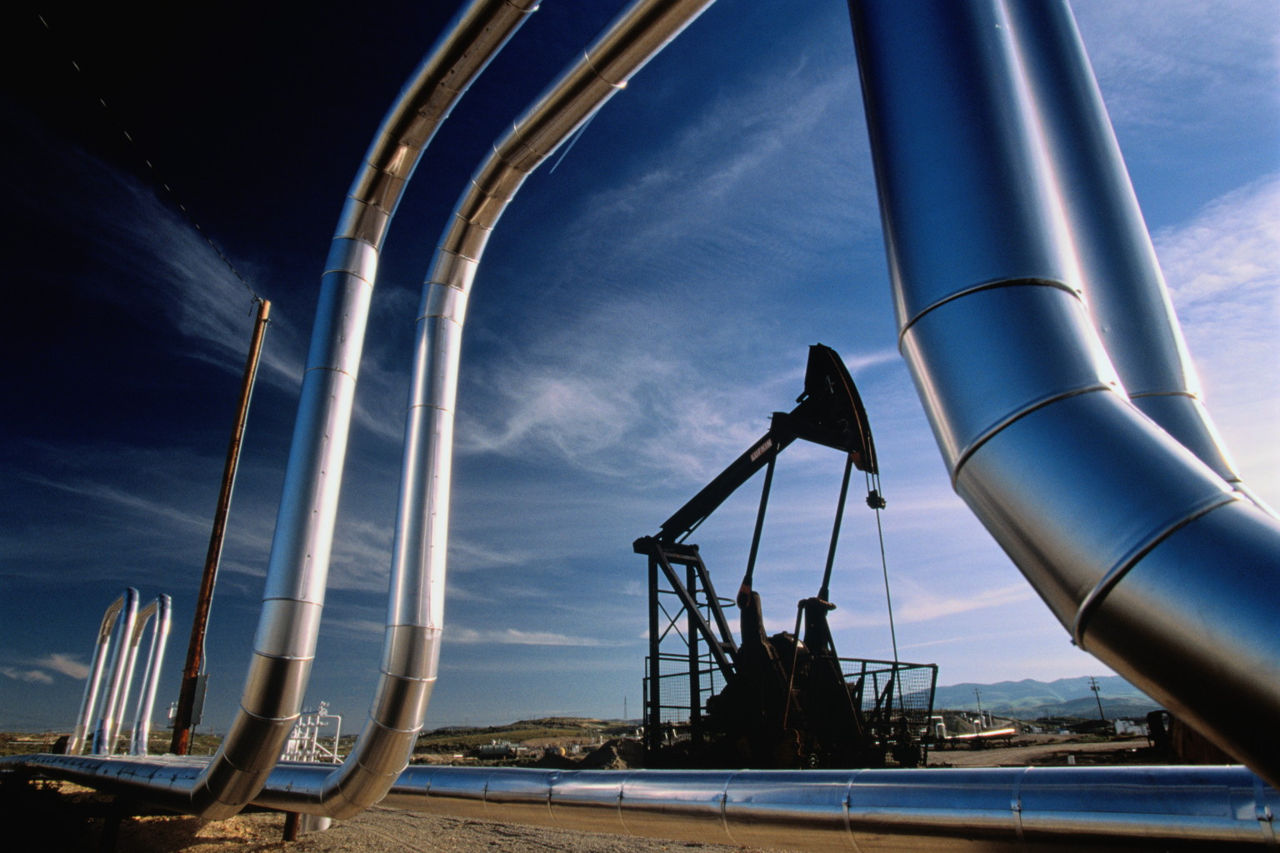 Нефть на мировом рынке дешевеет в начале недели.