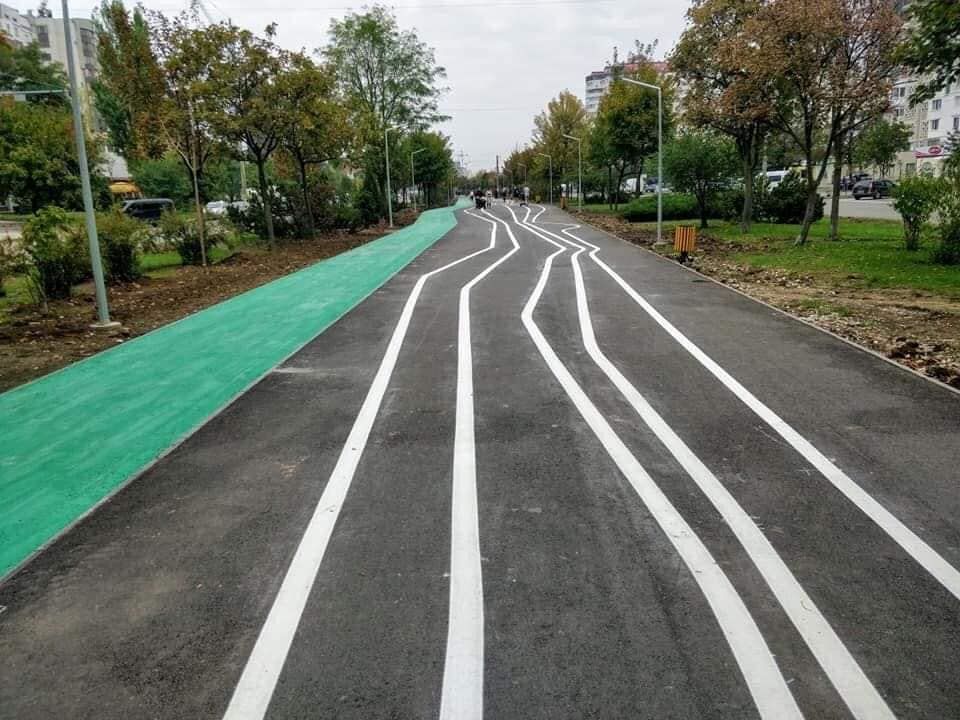 Декоративная пешеходная разметка на аллее на бульваре Мирча чел Бэтрын представляет собой 7 холмов.