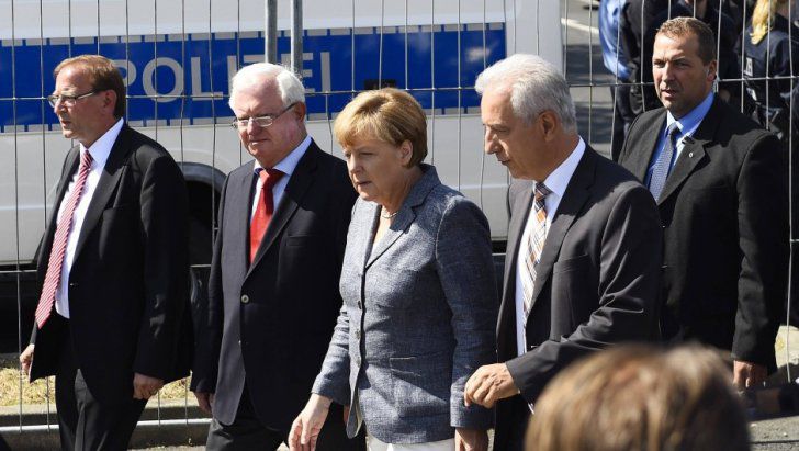 Cancelarul Germaniei, Angela Merkel, huiduit de manifestanți la sosirea într-un centru de refugiați. Foto: rtv.md