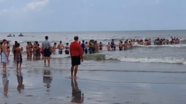 80 de oameni au format un lanț uman pentru a salva o familie de la înec. Foto: captură video
