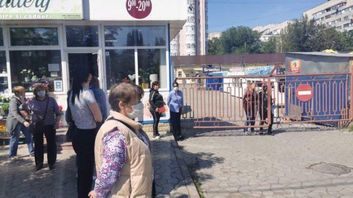 Десятки продавцов столичного рынка «Чевкары» вышли на протест. 