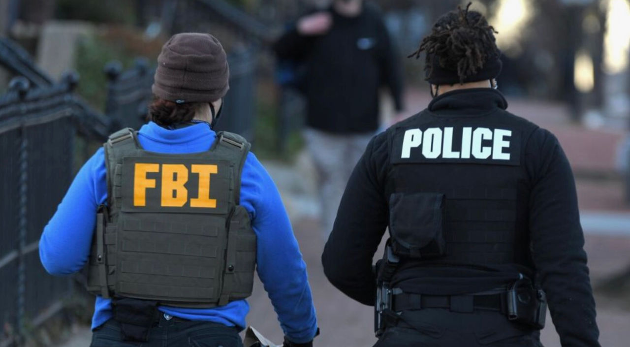 FBI a reținut un bărbat din cauza amenințărilor adresate lui Trump și șefului serviciului național de informații.
