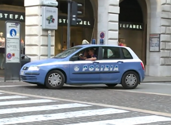 Un moldovean din Italia a facut-o pe durul cu ajutorul unui Kalasnikov jucarie.