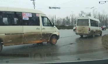 Şoferul unui microbuz cu pasageri a tractat un alt microbuz. Foto: Captură video