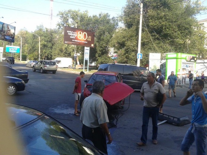 В результате столкновения пострадали пассажиры автомобилей, а водители устроили драку прямо на дороге.