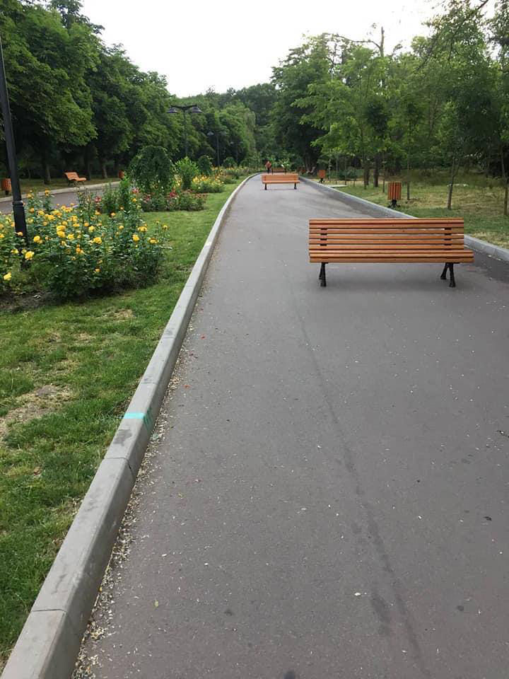 В Кишиневе вандалы перегородили главную аллею в парке «Долина Роз» скамейками.