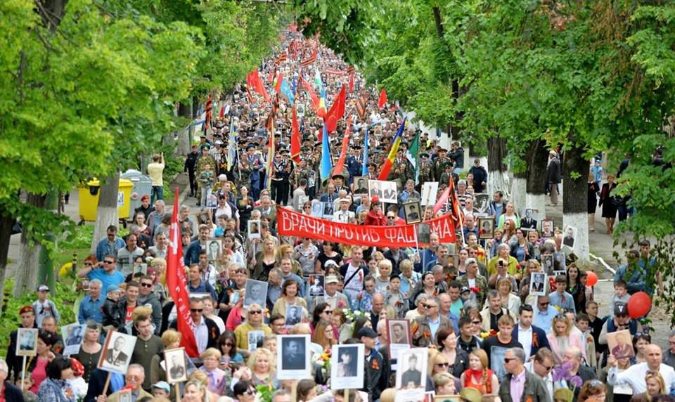 Второй год подряд одновременно с Маршем Победы прошла акция «Бессмертный полк». 