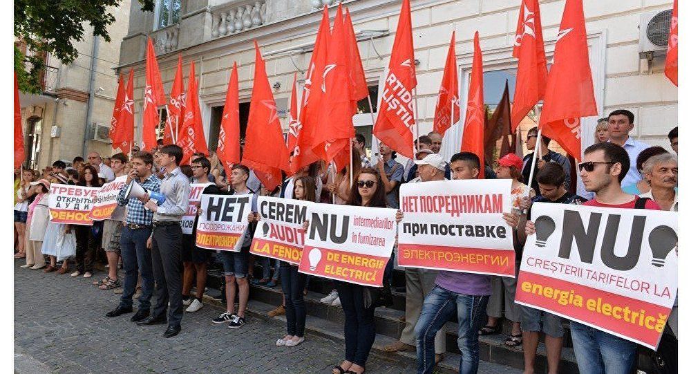 Протестующие скандировали "Нет повышению цен и тарифов!"