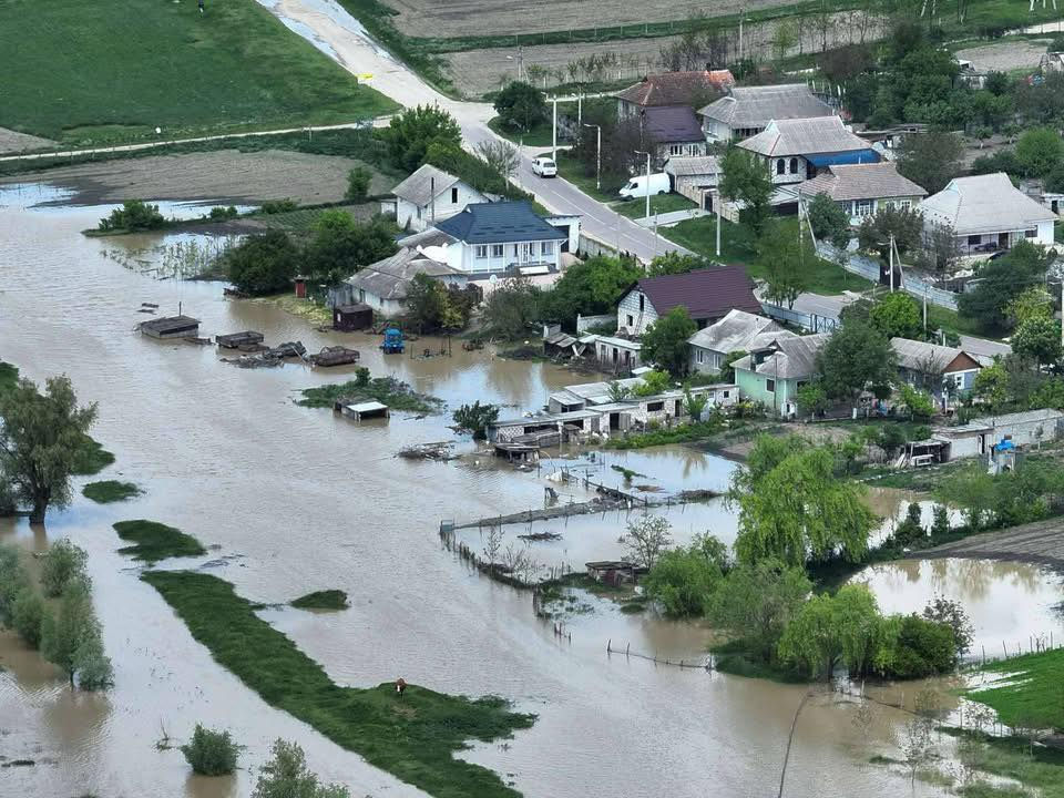 Zeci de gospodării au fost afectate în raionul Strășeni din cauza inundațiilor, iar oamenii au fost evacuați.