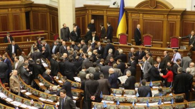 Altercaţiile au avut loc în momentul în care au început discuţiile despre moţiunea de cenzură.