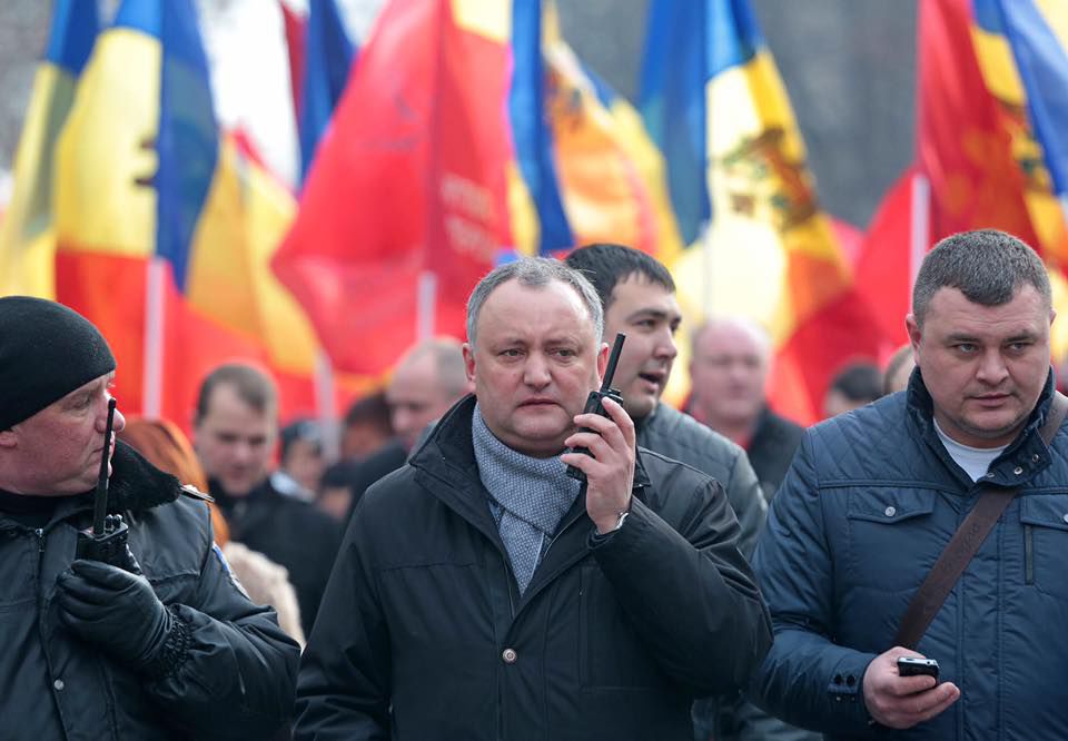 Под Игоря Додона настраивают аппарат.
