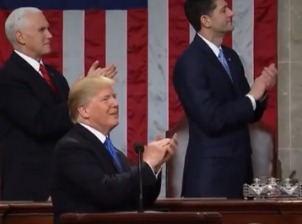 Рукоплещущий себе Трамп не мог остановиться шесть минут.