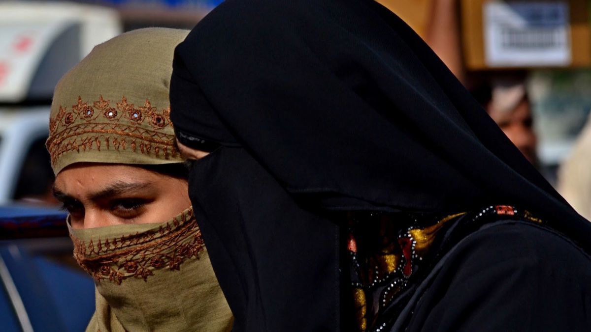 Femeile musulmane se tem să poarte hijab în public, în contextul victoriei lui Donald Trump. Foto: ici-colo.ro