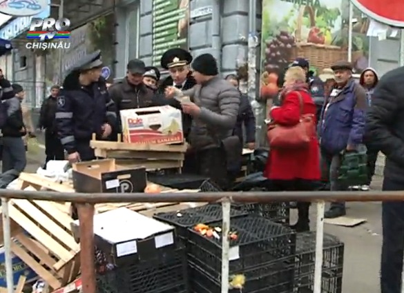 Торговцы начали защищать себя и свой товар и стали скандалить с сотрудниками правоохранительных органов.