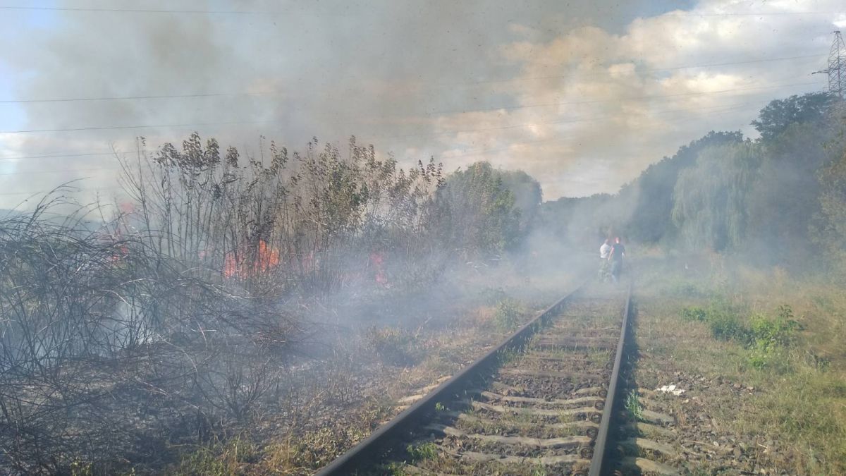  В Унгенах у железной дороги пламя уничтожило 70 га сухой травы.