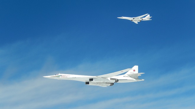 Российские Ту-160 прошли близ границ пяти стран Европы.