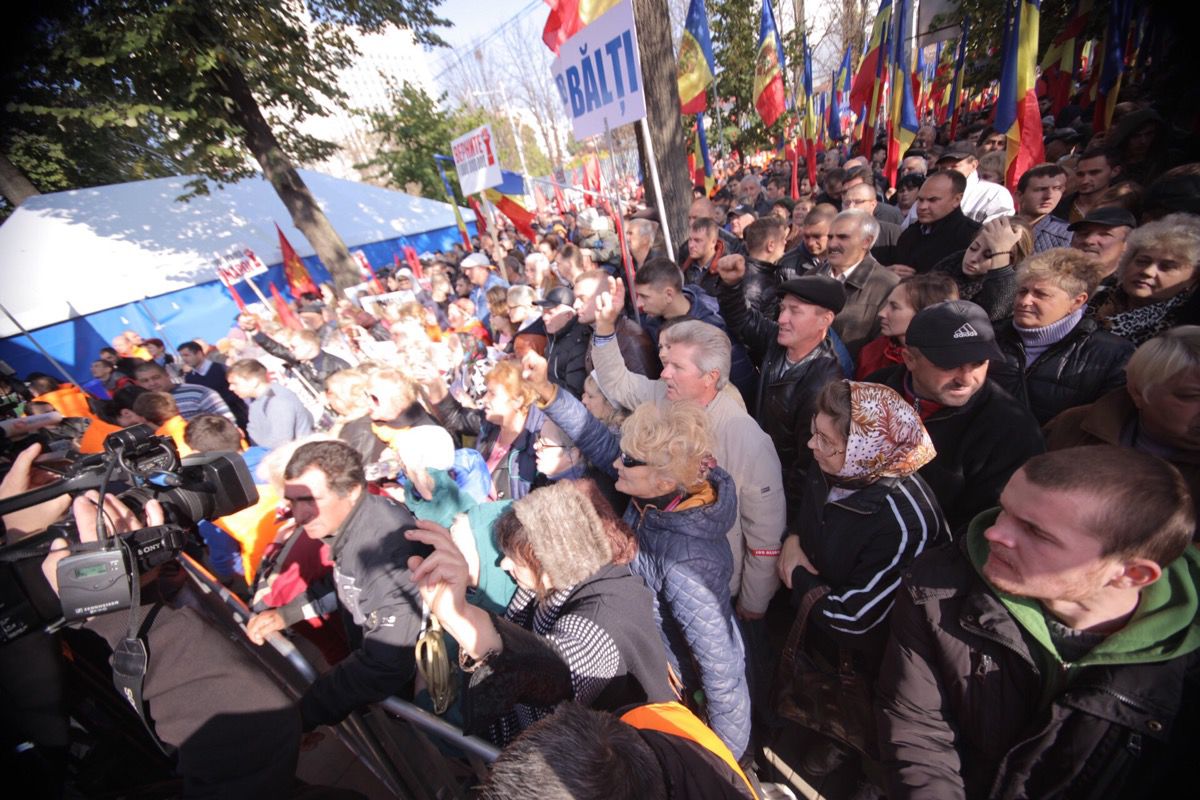 Активисты Партии социалистов привели колонну протестующих к парламенту.