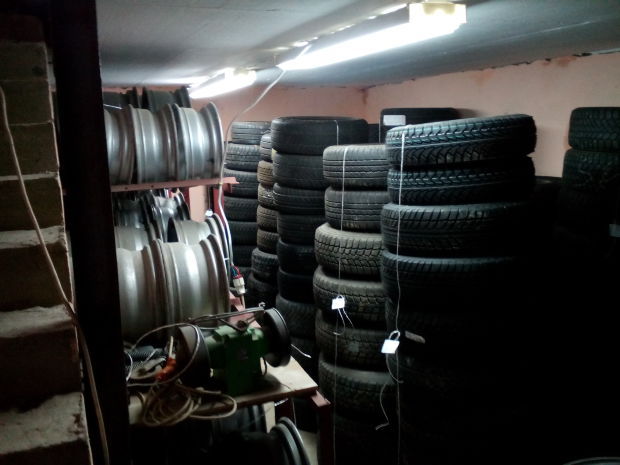 Sute de anvelope și jante, confiscate de poliție în orașul Ungheni. Foto: realitatea.md