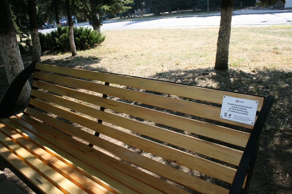 Primăria municipiului Chişinău a inaugurat prima bancă instalată în cadrul campaniei „Donate-A-Bench”.