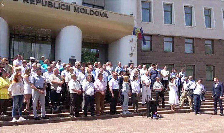 Группа мэров поддержала правительство Санду у здания парламента.