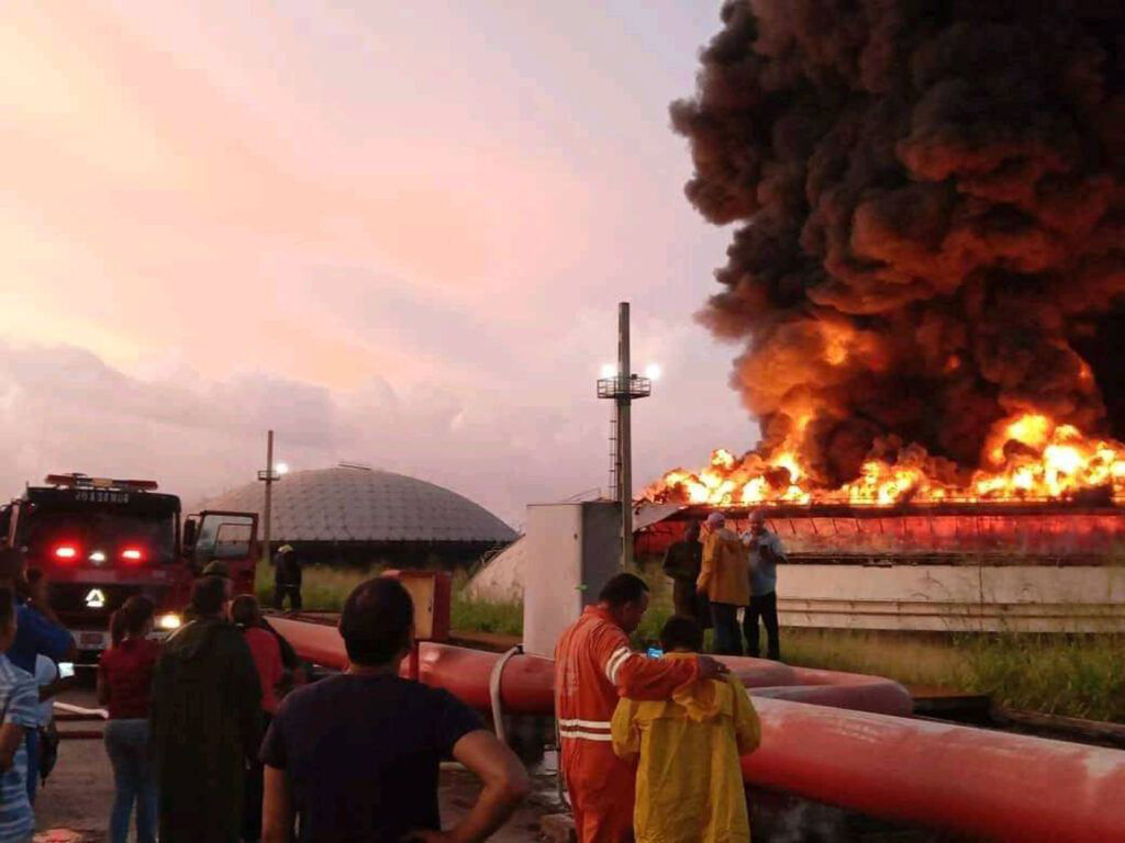 Куба запросила международную помощь в тушении пожара на нефтехранилище.