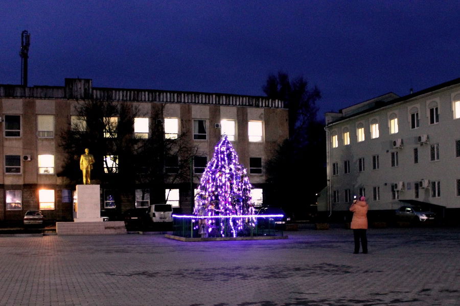 Сейчас в городе идет подготовка к празднованию Нового года.